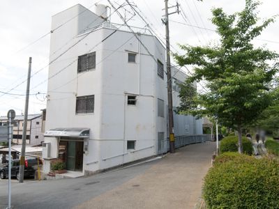 静かな通りの建物