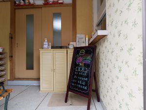 玄関に掲示物と黒板