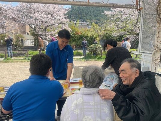 利用者とスタッフの庭
