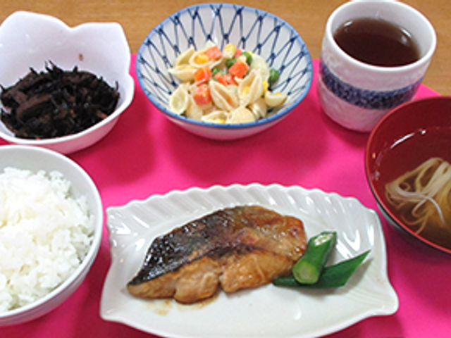 健康的な食事プレート 食堂 バランスの取れたメニューが並んでいます。野菜もしっかり摂れる内容です。