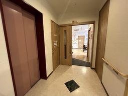 廊下を移動する人の様子