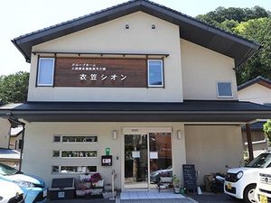 明るい外観の建物エントランス