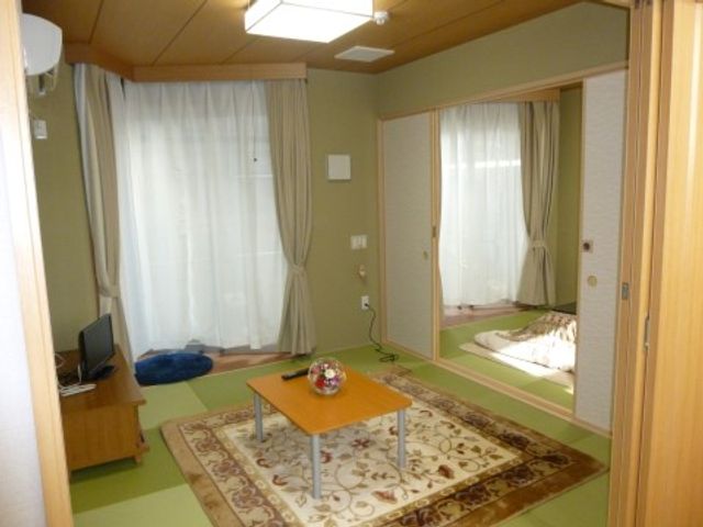 居心地の良い和室空間 和室 落ち着いた雰囲気の和室では、座り心地の良い座椅子でゆったりと過ごせ、和の趣を感じられる空間です。