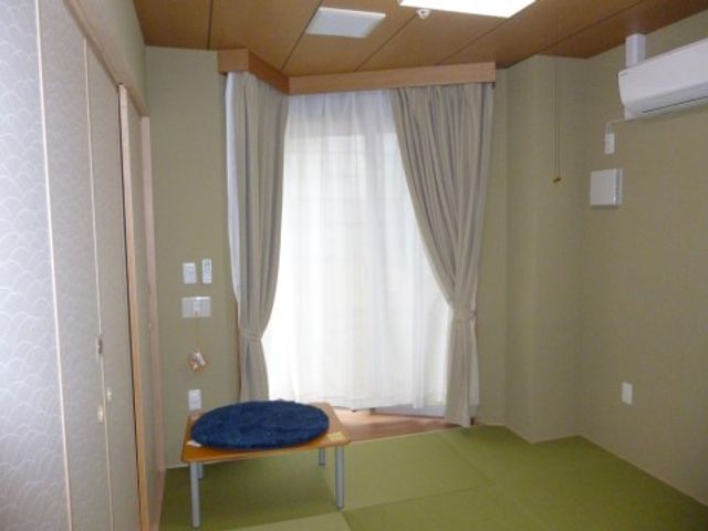 落ち着いた居室の一角 和室 和の趣を感じさせる落ち着いた空間で、コミュニケーションやリラックスタイムに適しています。