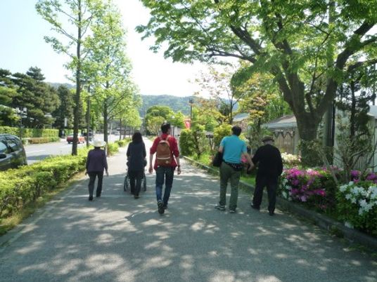 散歩する人々の背景