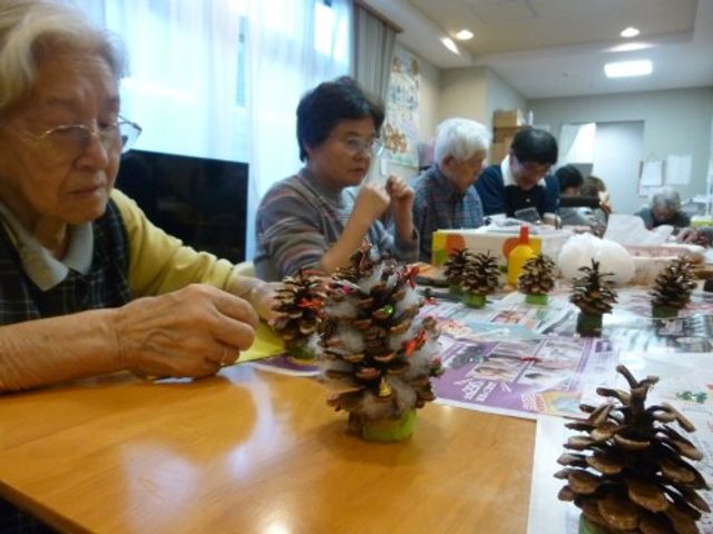 手工芸を行う活動室 レクリエーション 利用者が手工芸に熱中するあたたかな空間です。皆様の創造性を高め、コミュニケーションも豊かになる場所です。