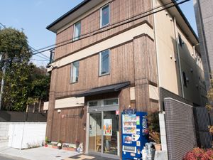 木目調の建物外観