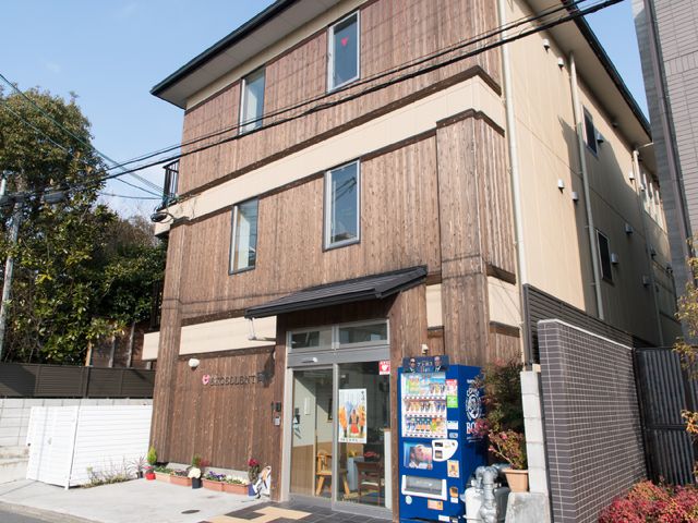 木目調の建物外観 外観 木目調の外壁が温もりを感じさせる落ち着いた雰囲気の施設です。エントランスはバリアフリー設計で、どなたでも安心してお越しいただけます。