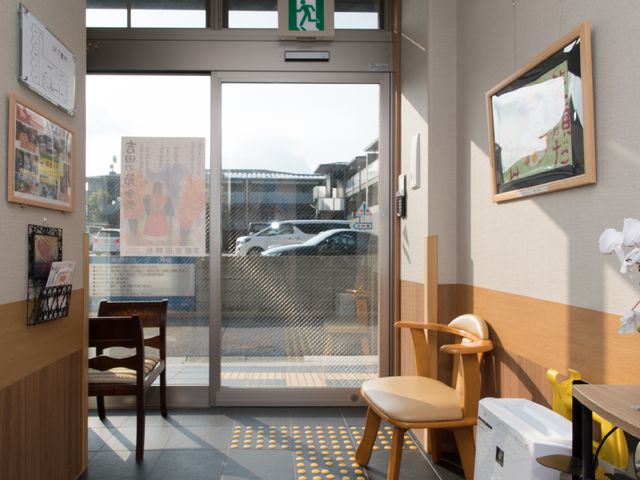 出入りしやすいエントランス 玄関 日差しを感じる明るいエントランスです。訪れる方が心地よく過ごせるような、温かみのある待合スペースがあります。