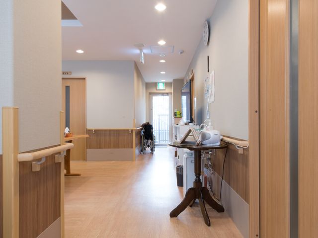明るく広い廊下 廊下 廊下は手すり付きで、歩行に配慮された設計です。休むためのスペースも備え、安心してお過ごしいただけます。