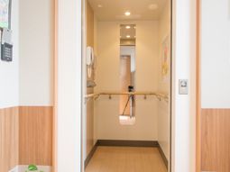 明るい廊下の一角