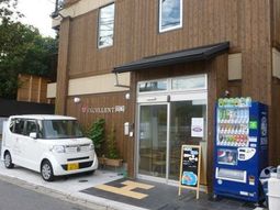 木目調の建物のエントランス