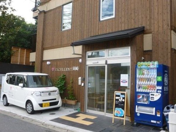 木目調の建物のエントランス