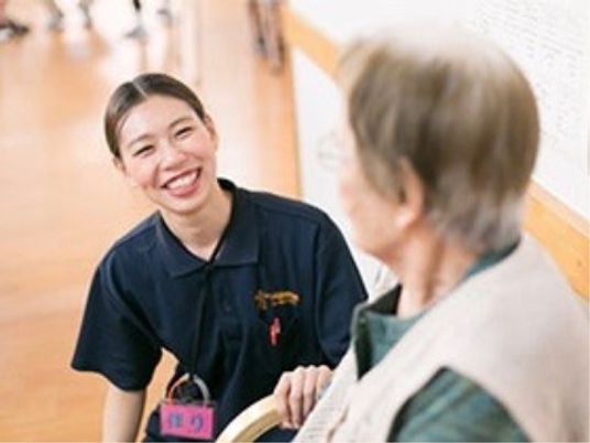 笑顔交わすスタッフと利用者