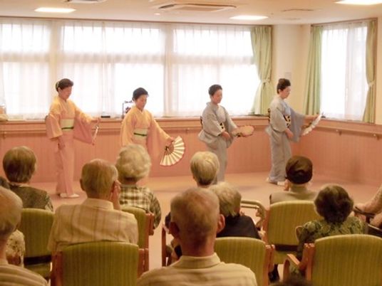 和装で催しをする職員のいる多目的室
