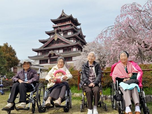 車椅子の利用者と春の外出