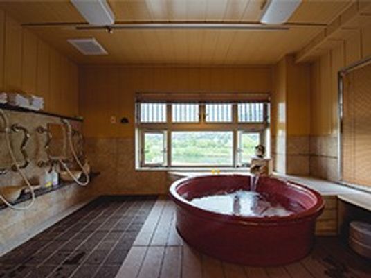 明るい浴室の丸浴槽  