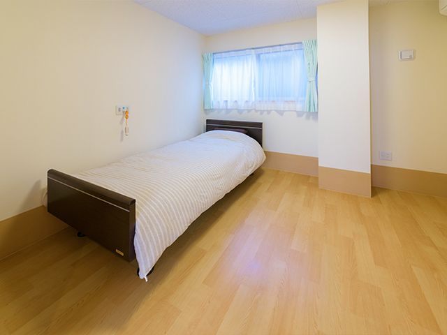 自然光が入る居室 居室 柔らかな自然光が差し込む居室は、静かで落ち着いた空間を提供します。ベッドスペースが快適です。