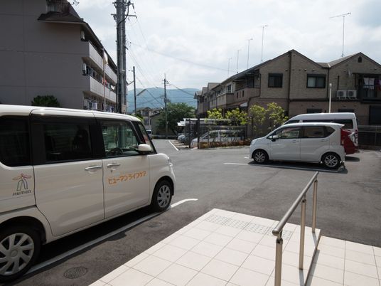施設の駐車場と車