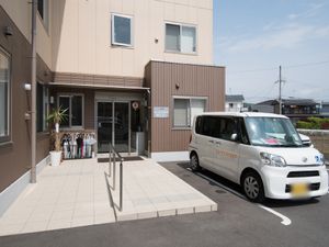 エントランスの明るい外観
