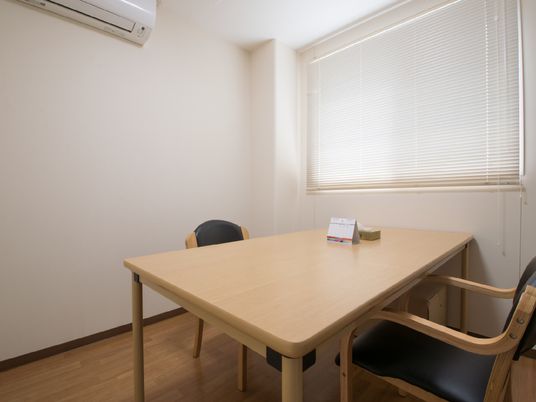 会議室のシンプルな机と椅子