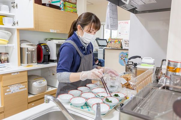 調理スタッフが働く厨房