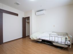 居室のベッドとクローゼット