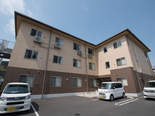 茶色の建物外観