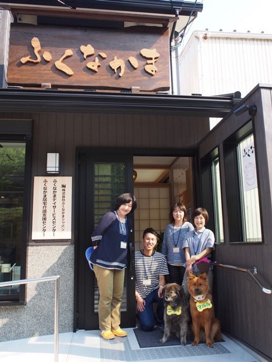 スタッフと施設の入口