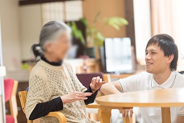 温かな雰囲気のラウンジ