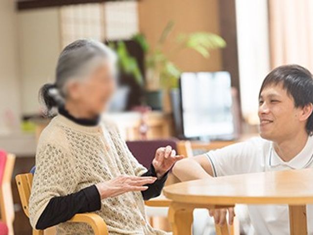 温かな雰囲気のラウンジ ラウンジ 広々としたラウンジで利用者様同士がリラックスできる空間です。自然光が差し込む明るさも魅力です。