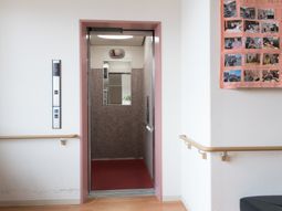エレベーター前廊下と掲示物
