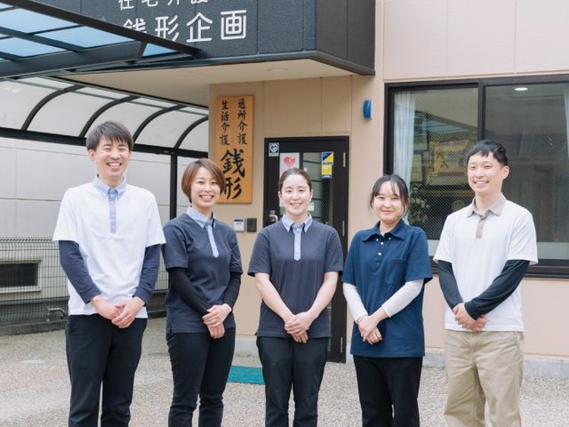 スタッフが笑顔のエントランス スタッフイメージ 笑顔で迎えるスタッフが見える安心のエントランスです。ゆったりとした開放感を感じられる場所になっております。