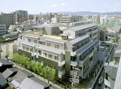 高層建物が見える外観