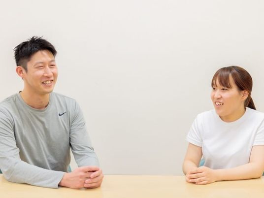 会話する二人の多目的室  