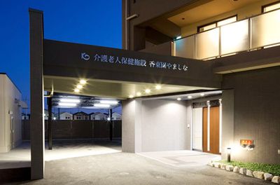 照明が映える外観