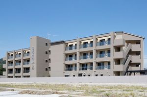 広々とした建物外観