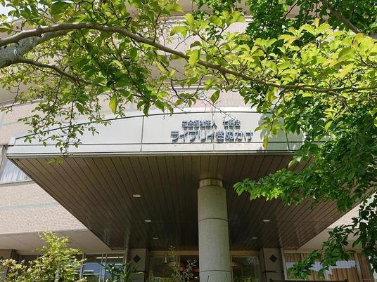 緑に囲まれた正面玄関  