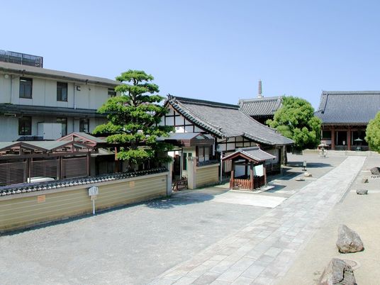 和風の外観と中庭のある施設外観  