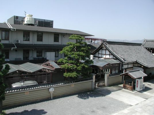 和風の外観が見える建物外観  
