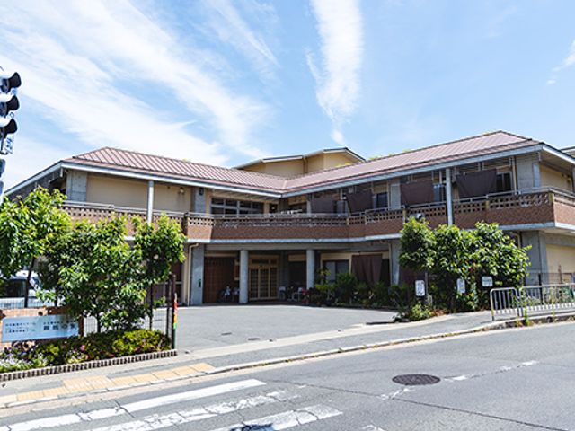 居心地の良い外観 外観 広々とした外観が特徴的な建物です。緑に囲まれ、穏やかな雰囲気を感じられます。