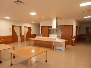 広い食堂と厨房のある空間  