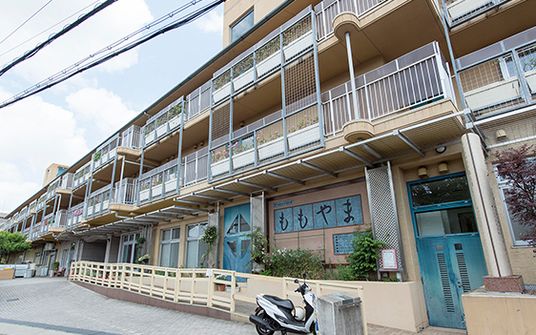 落ち着いた雰囲気の建物外観
