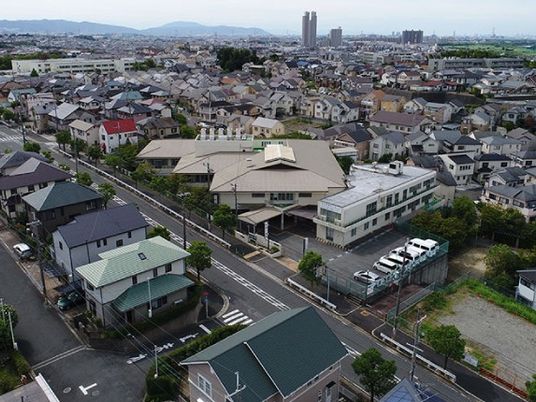 街並みを望む外観  
