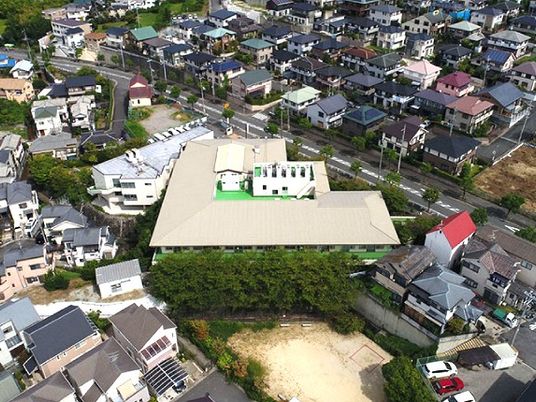 施設の外観と周辺住宅街  