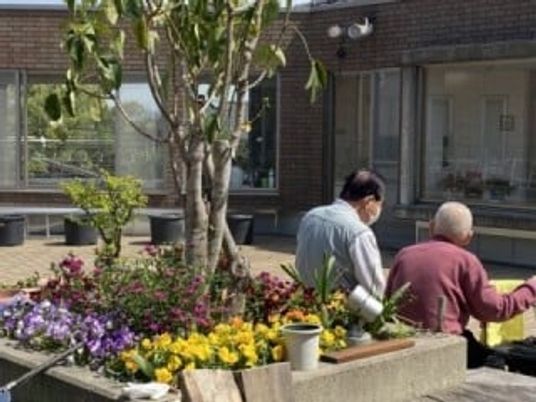 色とりどりの花が咲く中庭