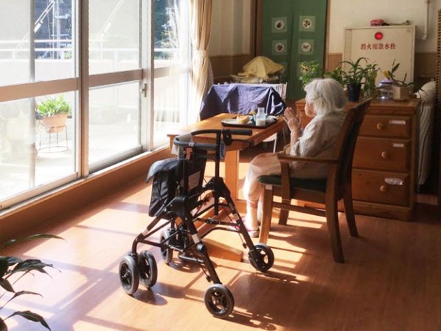 自然光が入る居室 居室 自然光がたっぷりと注ぐ明るい空間で、穏やかな時間を過ごせます。リラックスできる居室です。