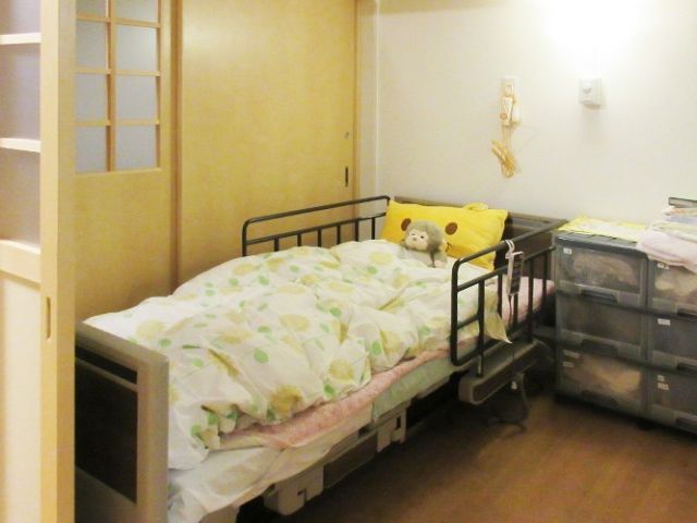 明るい居室 居室 自然光が差し込む、暖かい雰囲気の居室です。個人のスペースが心地よく整えられています。