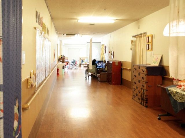 明るい廊下 廊下 広々とした廊下は、自然光が入り明るい空間です。居心地が良く、移動がスムーズにできます。