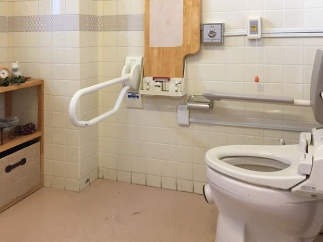 機能的なトイレ トイレ 明るく清潔なトイレには、使いやすい手すりが設置されており、安心してご利用いただけます。